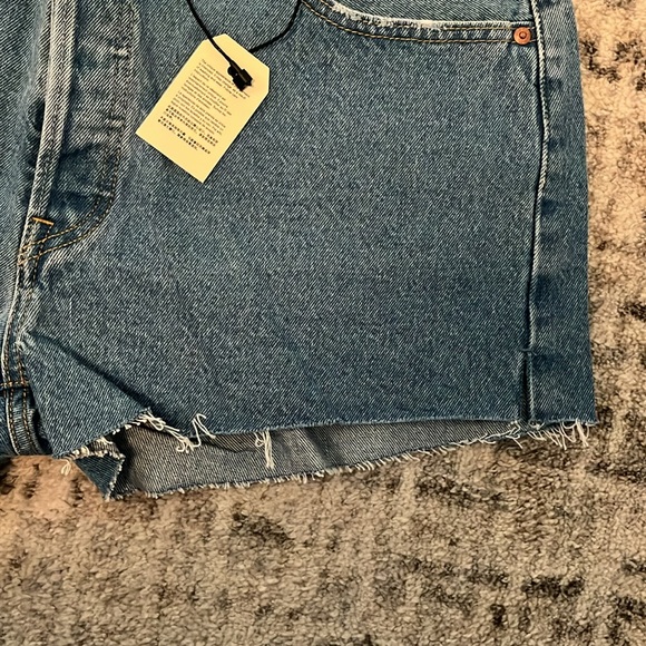 Levi Women’s Shorts Size 34 NWT - Picture 2 of 7